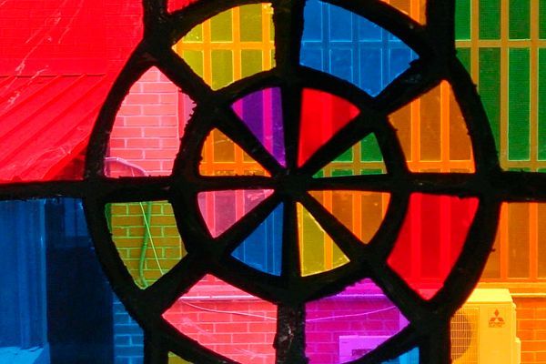  10 y 17 de diciembre de 2023: ¡diseña tu propia vidriera gótica de colores!