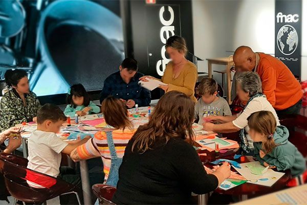 Taller gratuito familiar collage en FNAC Bilbao