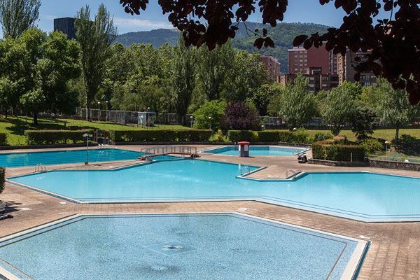  Piscinas exteriores de verano en Bilbao y cerca de Bilbao: fechas, horarios y precios