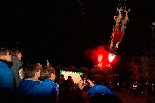  Cartes, en Cantabria, sustituye su árbol de Navidad gigante por un Papa Noel volador