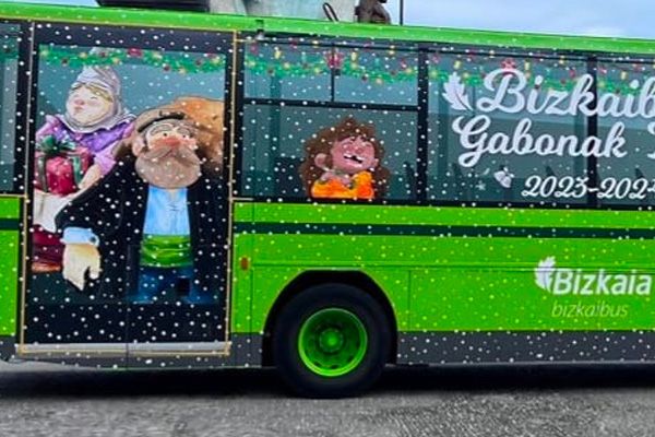  Olentzero y los Reyes Magos realizan un tour navideño de pueblo en pueblo en Bizkaibus