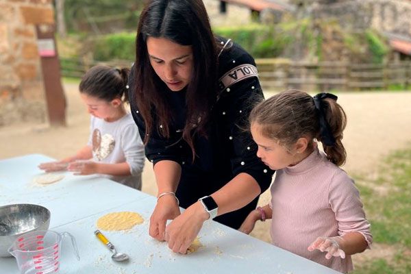  Talleres de Navidad en El Pobal: pan, talo y jugando en casa del herrero