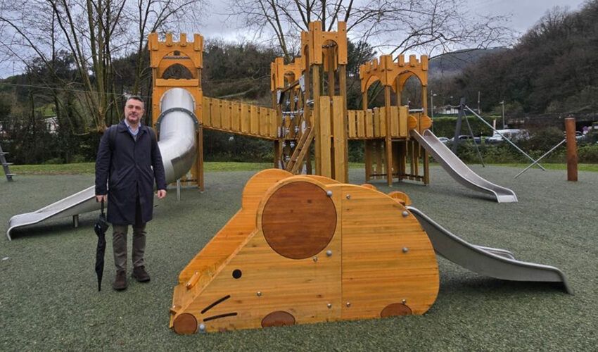  Gorostiza inaugura un nuevo parque infantil con una tirolina de 25 metros y un castillo de madera