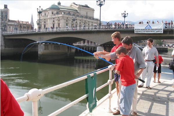  Vuelve la Escuela de Pesca en la Ría de Bilbao: un plan gratuito para txikis y jóvenes