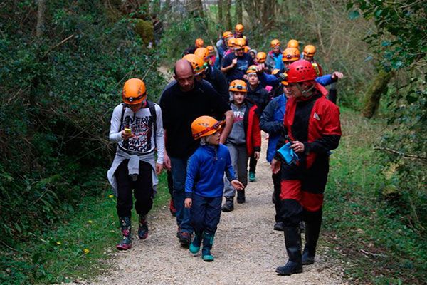 EspeleoTxiki: una aventura subterránea en familia en las cuevas de Arrikrutz en Oñati