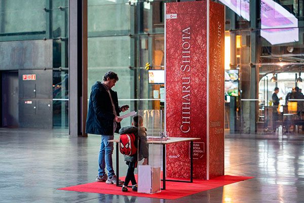  Participa en la instalación artística de Chiharu Shiota en Azkuna Zentroa