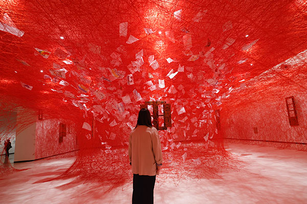  Plan artístico en el corazón de Bilbao: visita la exposición inmersiva de Chiharu Shiota